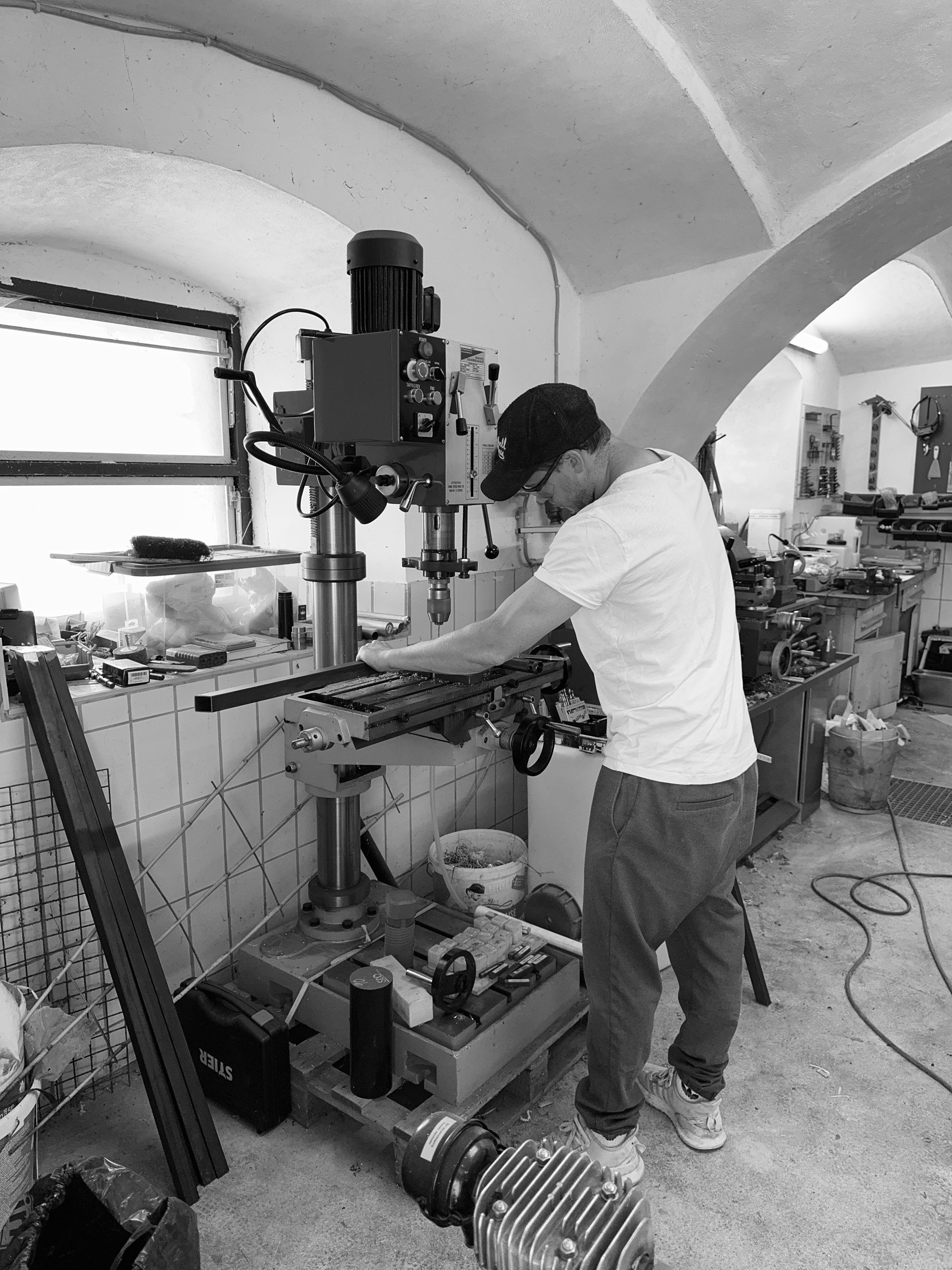 Reinhard Halusa beim Bohren – präzise handwerkliche Arbeit an einem Dinnity Stehtisch.