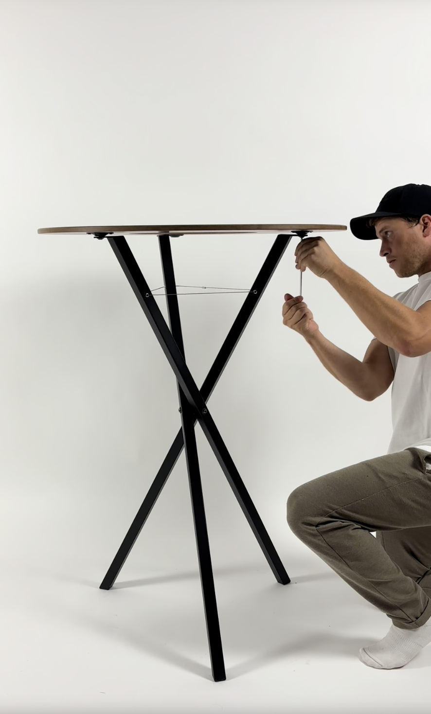 Stehtisch mit Flaschenkühler - Video des einfachen Aufbaus.